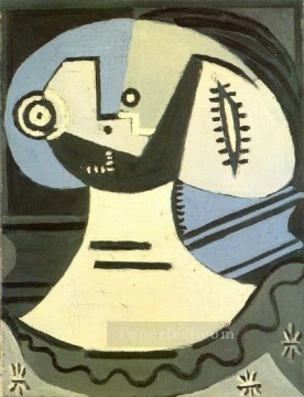 パブロ・ピカソ Painting - 首輪をした女性 1938年 パブロ・ピカソ